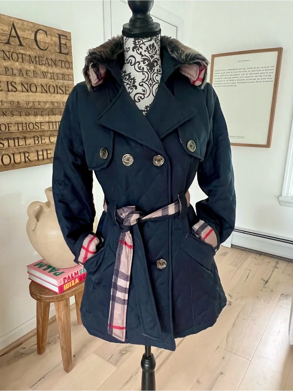 Burberry Vintage Nova Check Quilted Coat Detachable Fur collar Deadstock
Size L - Picture 3 of 9
